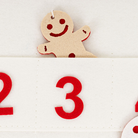 Kalendarz adwentowy na ścianę z 24 okienkami, ozdobami na choinkę, dekoracja świąteczna