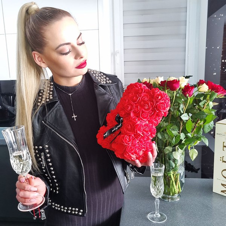 Miś różany w pudełku miś z róż 25 cm czerwony z czarną kokardką