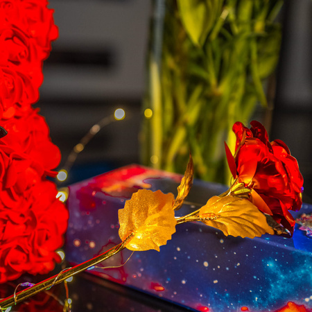 Wieczna róża 25 cm świecąca dekoracja LED sztuczny kwiat czerwony ze złotą łodygą