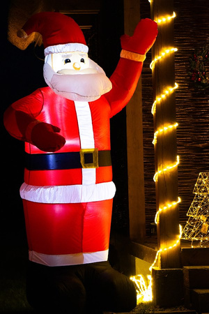 Mikołaj dmuchany 240 cm samopompujący na zewnątrz IP44 z oświetleniem LED