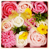 Kwiaty mydlane 15 szt. róże w pudełku prezentowym Flower box różowe, kremowe, żółte