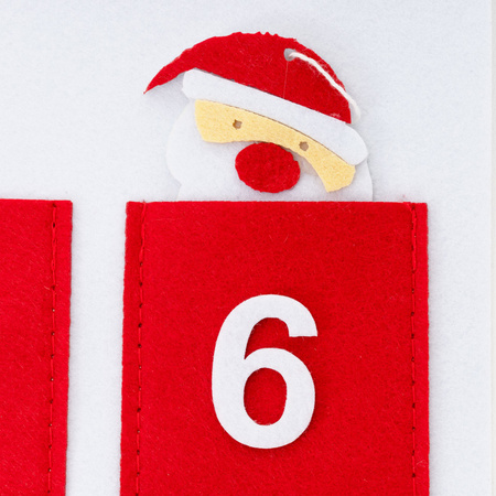 Kalendarz adwentowy na ścianę z 24 okienkami 10 ozdobami na choinkę, dekoracja świąteczna