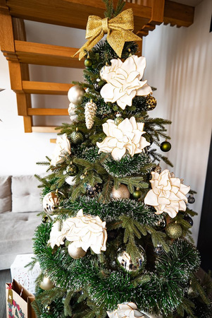 Sztuczny kwiat gałązka do bukietów biało-złoty