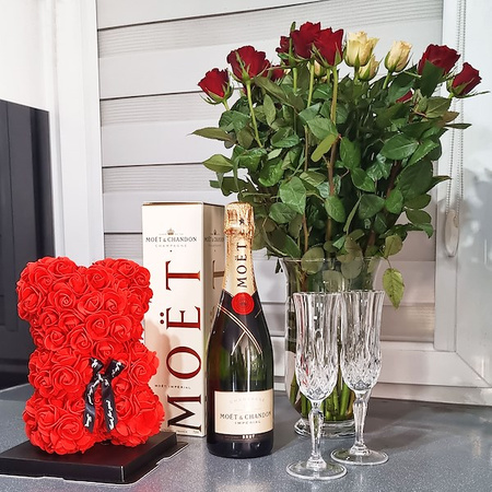 Miś różany w pudełku miś z róż 25 cm czerwony z czarną kokardką