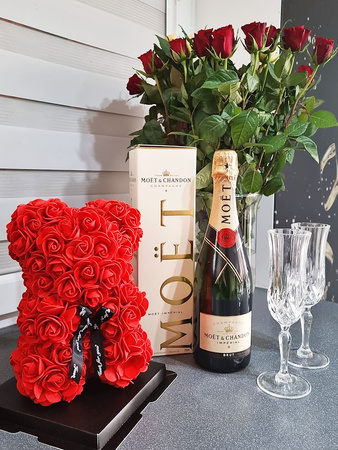 Miś różany w pudełku miś z róż 25 cm czerwony z czarną kokardką