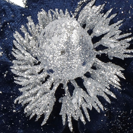 Gwiazda betlejemska z klipsem, sztuczny kwiat poinsecja granatowa ze srebrnym brokatem