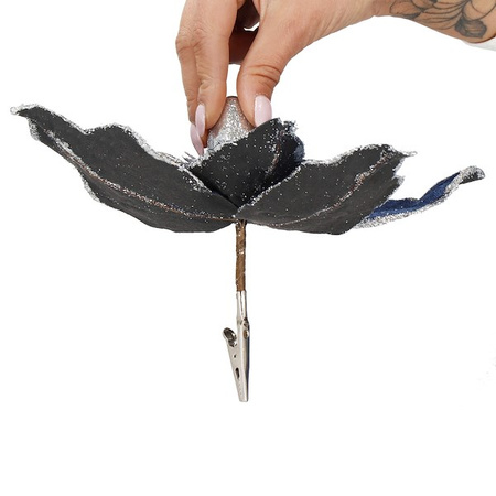 Gwiazda betlejemska z klipsem, sztuczny kwiat poinsecja granatowa ze srebrnym brokatem