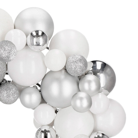 Wianek świąteczny z bombek, dekoracyjny wieniec na drzwi 34 cm stroik srebrny